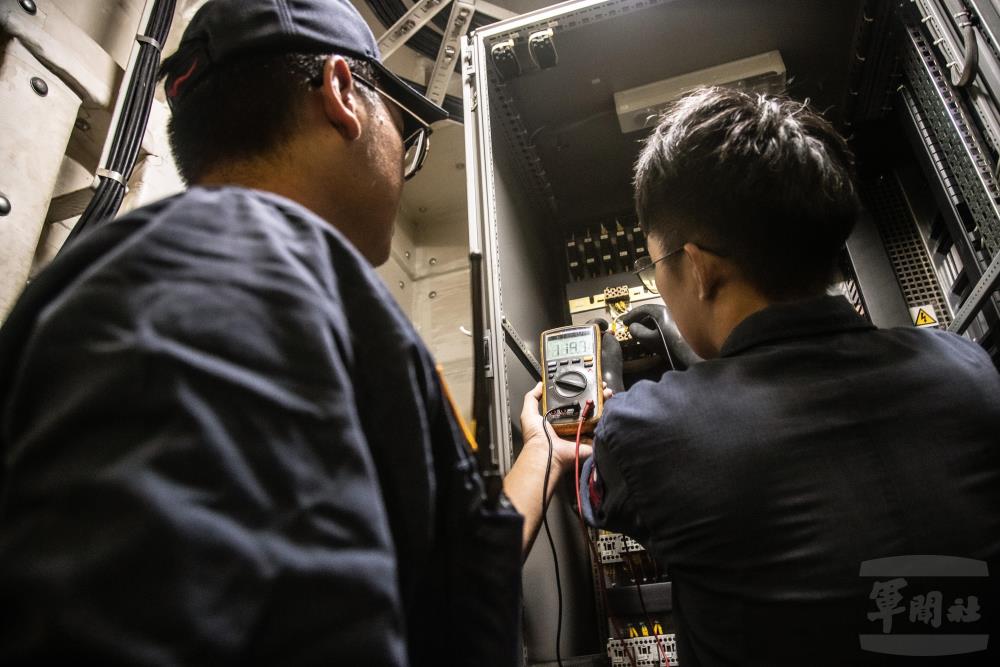 電機組仔細維護整艘軍艦密密麻麻的電路。（軍聞社記者王茗生攝）