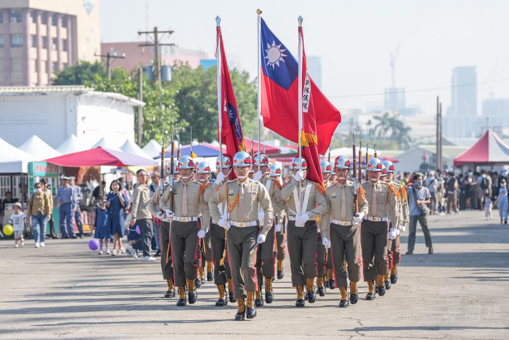 陸戰儀隊開幕操演，吸引現場民眾駐足拍攝。（軍聞社記者林庭暉攝）