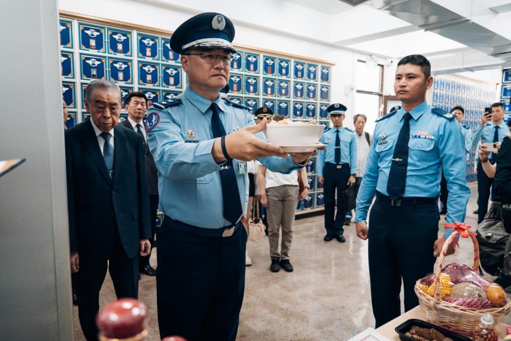 空軍副司令王中將陪同李榮譽理事長於故李前部長靈前獻饌。（軍聞社記者吳東昇攝）