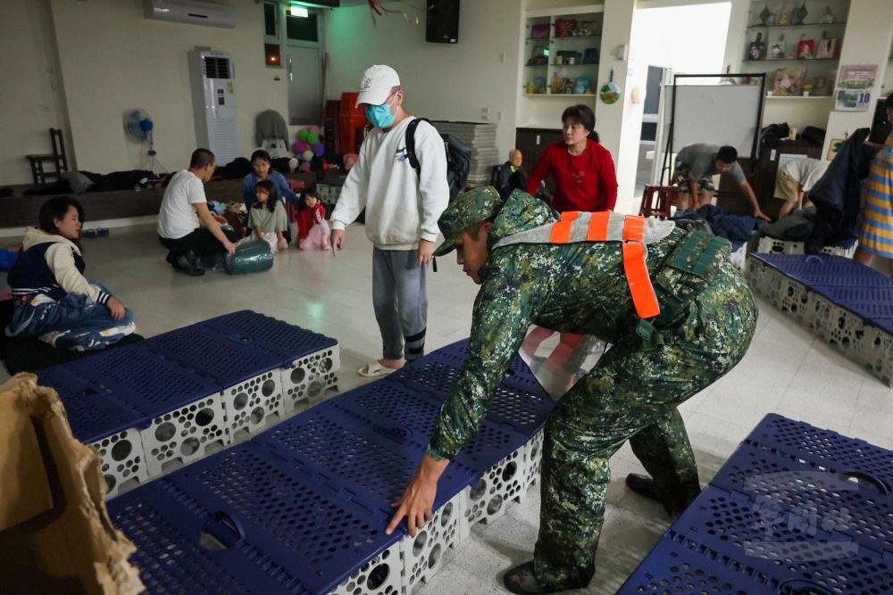 步兵153旅至蘇西活動中心協助架設摺疊床。（第三作戰區提供）