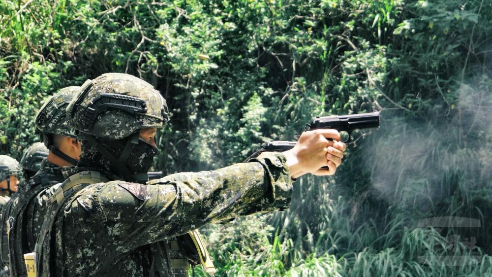 564旅官兵接受陸軍司令部體能戰技鑑測。（564旅提供）