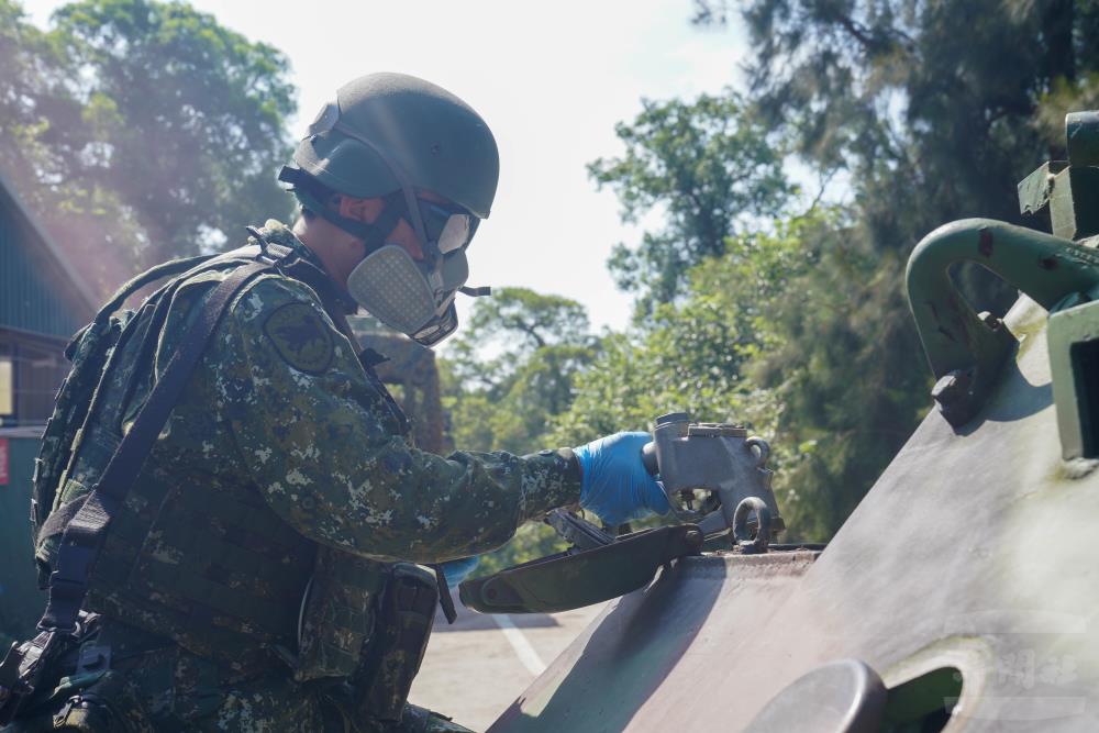 馬防部15日執行油料整補作業(軍聞社記者侯凱議攝) 馬防部15日執行油料整補作業(軍聞社記者侯凱議攝)