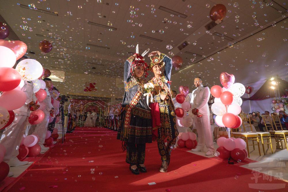 新人穿著族服步入會場，成為現場焦點。（軍聞社記者林庭暉攝）