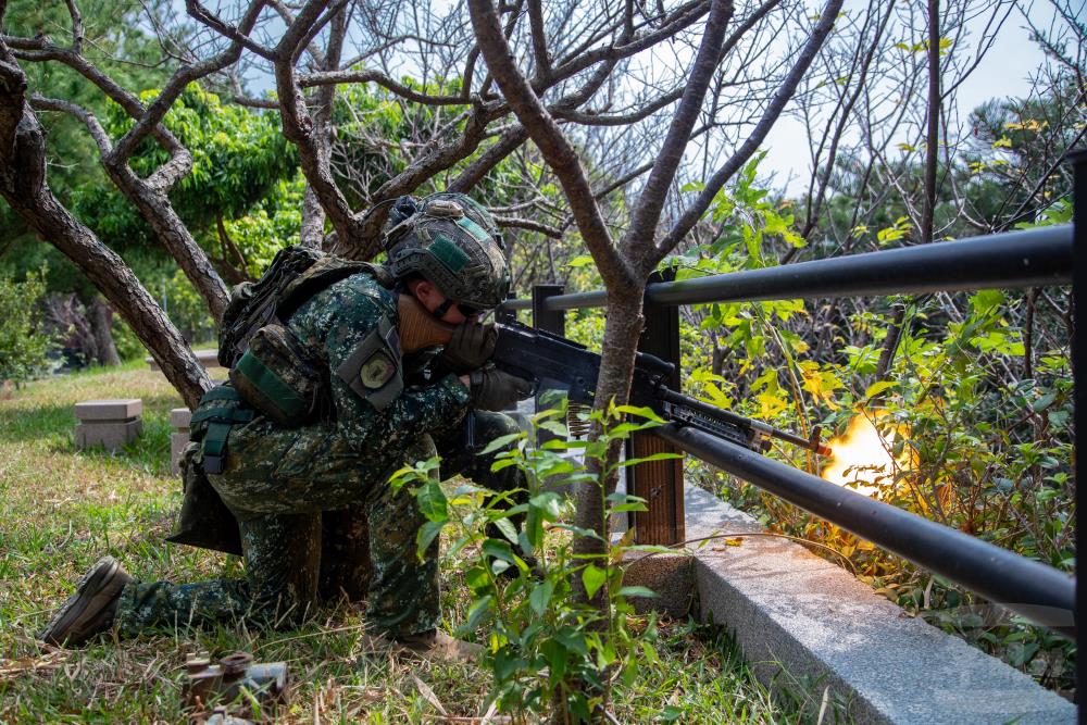 聯兵269旅官兵利用地形地物掩蔽，模擬對入侵之敵發揚火力。（軍聞社記者王進福攝）
