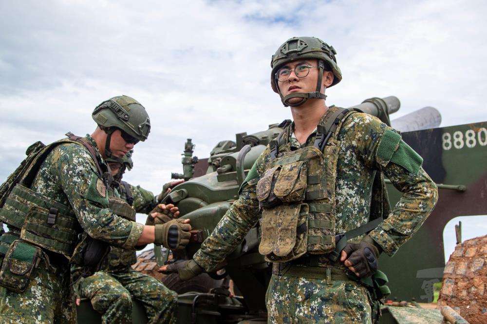 官兵嚴陣以待。（軍聞社記者尤昱翔攝）