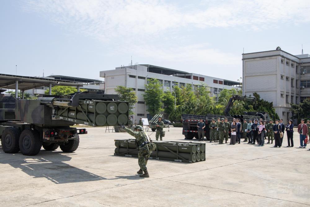官兵進行海馬士飛彈車操演。（軍聞社記者吳柏融攝）