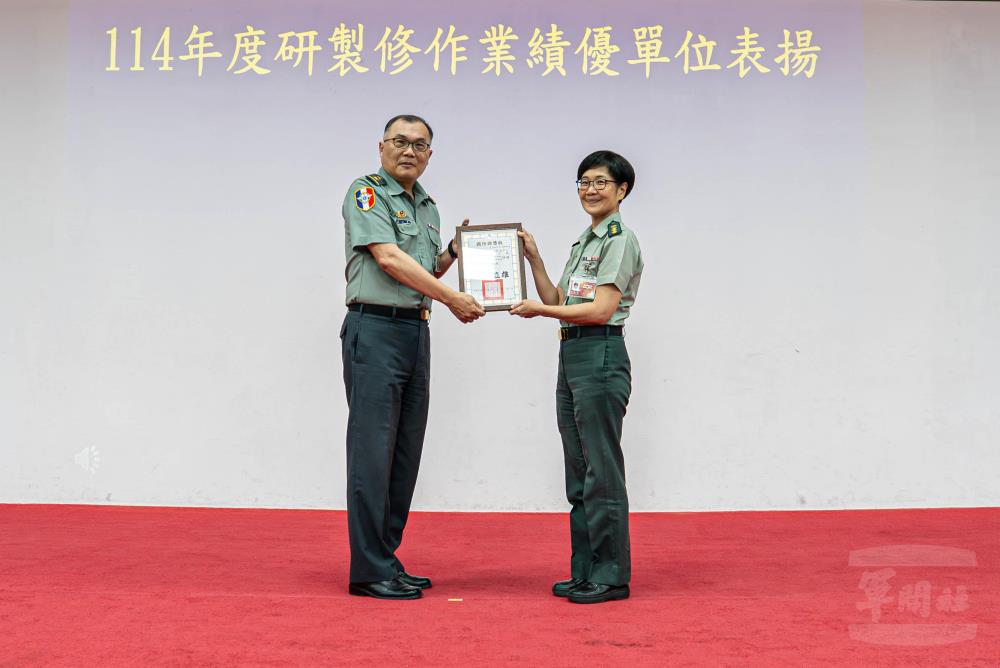 陳常次頒獎表揚績優單位。（軍聞社記者尤昱翔攝）