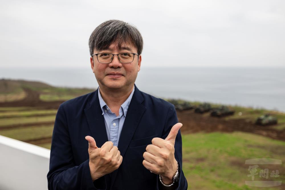 澎湖海事校長顏嘉禾觀摩鎮疆操演肯定全民國防。（軍聞社記者蔡枋澐攝）