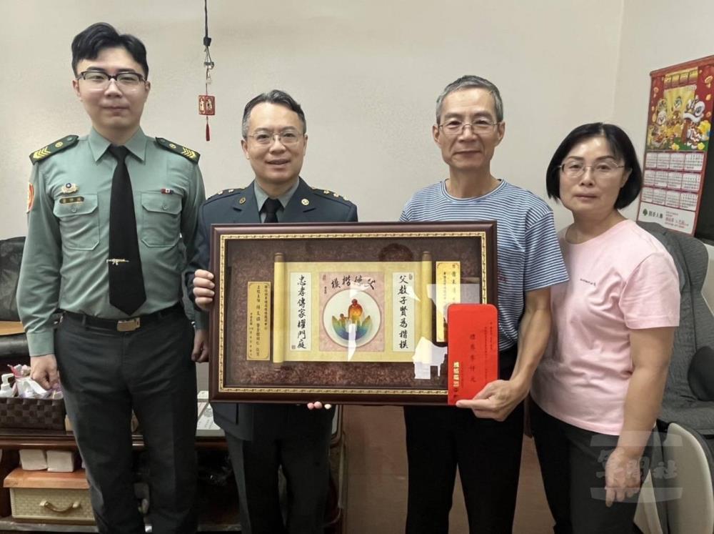 軍備局規格鑑測中心表彰「114年模範父親」,並祝賀獲獎父親佳節愉快。(規格鑑測中心提供) 軍備局規格鑑測中心表彰「114年模範父親」,並祝賀獲獎父親佳節愉快。(規格鑑測中心提供)