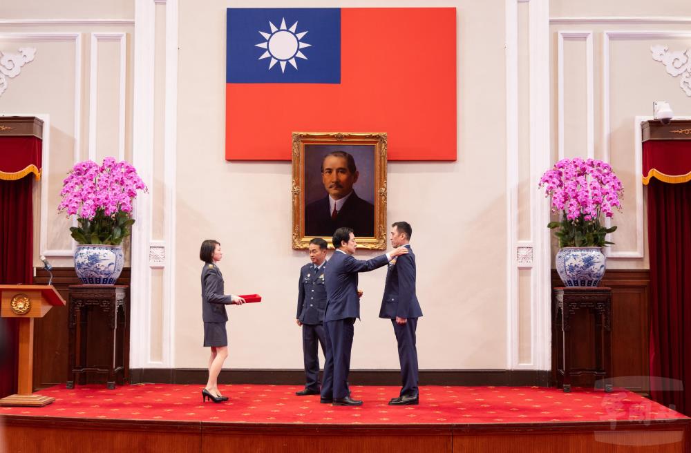 賴總統為江少將授階。（軍聞社記者吳柏融攝）