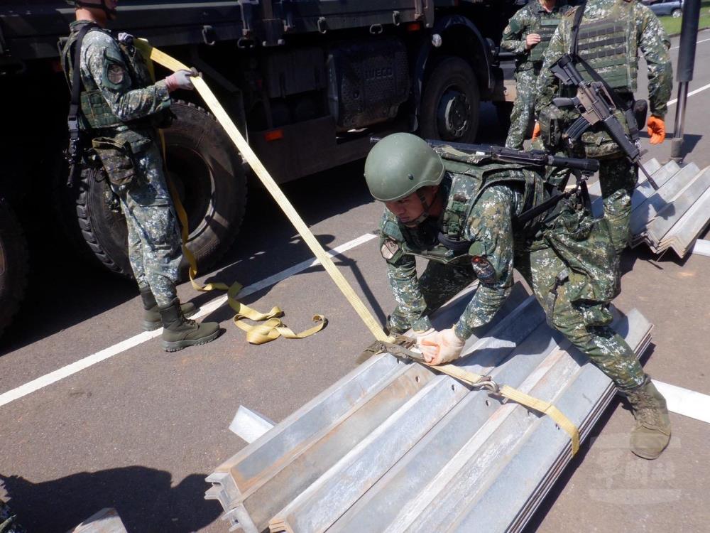 官兵在平日的訓練中，持續精進操作技能，熟悉戰場景況。（53工兵群提供）