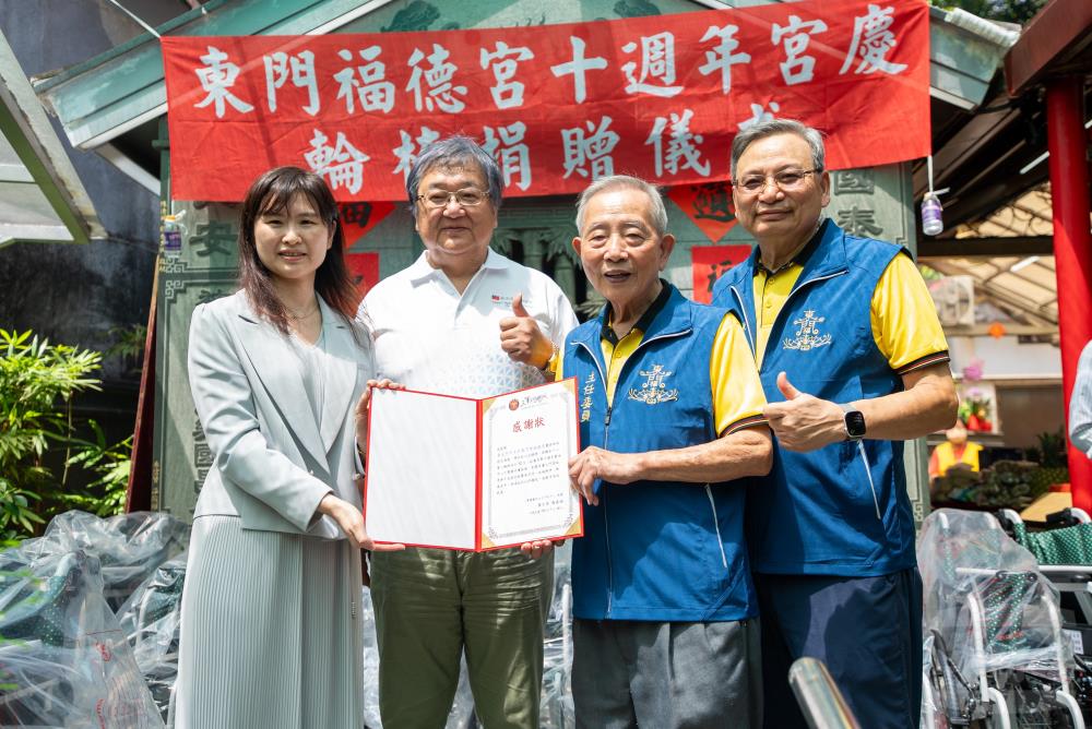 三軍總醫院臺北門診中心謝主任致贈感謝狀，感謝東門福德宮長期投入公益慈善，回饋社會。（軍聞社記者莊家豪攝）