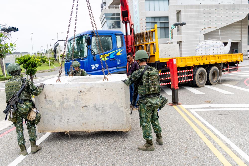 軍民協力實施「核心地區作戰道路阻絕設置」。(軍聞社記者蔡枋澐攝) 軍民協力實施「核心地區作戰道路阻絕設置」。(軍聞社記者蔡枋澐攝)