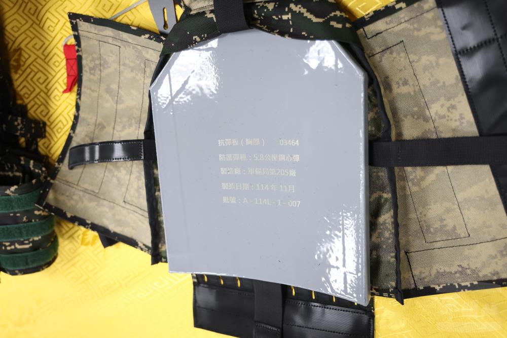 陸戰隊新式戰鬥背心抗彈板則採包覆式設計，可相容不同型式及規格的防護板材。（軍聞社記者林澤廷攝）