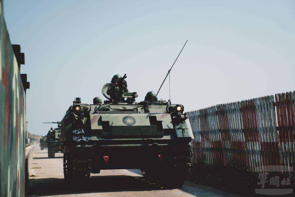 北高守備大隊派遣CM21裝甲運兵車執行演練。（軍聞社記者文仁攝）