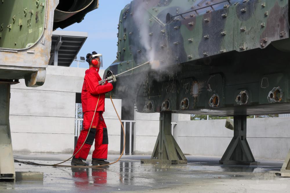 進行高壓水刀作業前，官兵需穿著全身防護服，確保工作安全。（軍聞社記者蔡枋澐攝）