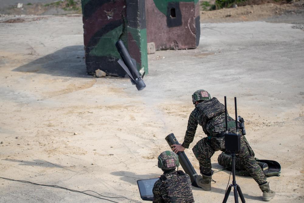 發射攻擊型無人機對敵兩棲載具實施攻擊。（軍聞社記者王進福攝）