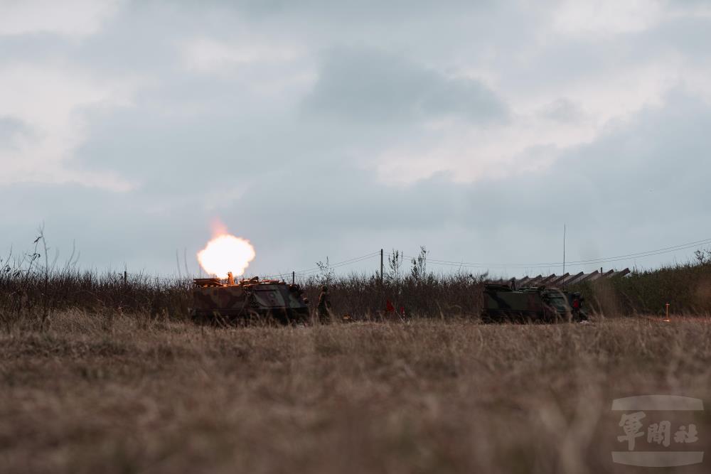 120迫砲射擊。（軍聞社記者李恬恬攝）
