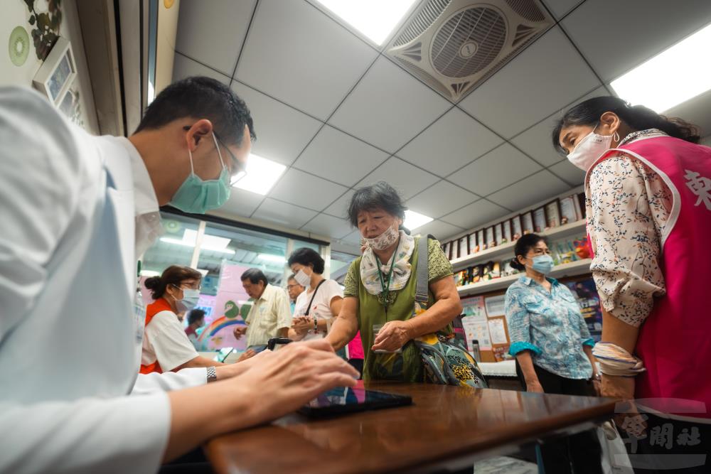 醫護人員提供民眾醫護諮詢。（軍聞社記者文仁攝）