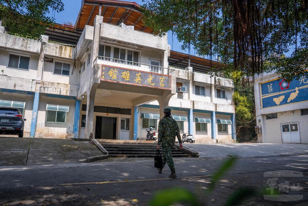 莒光英雄館目前以接待貴賓及女性官兵住宿使用，外牆仍保有時任總政戰部主任王昇將軍題字。（軍聞社記者尤昱翔攝）