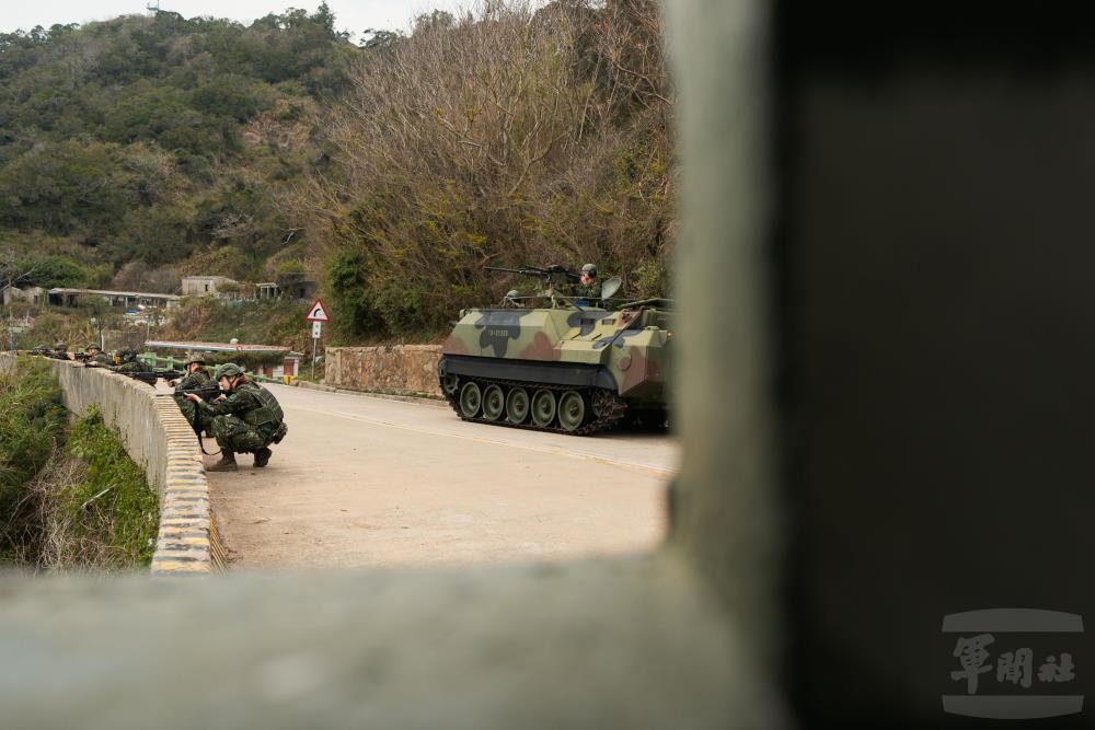 官兵下車警戒。（軍聞社記者呂尚俞攝）