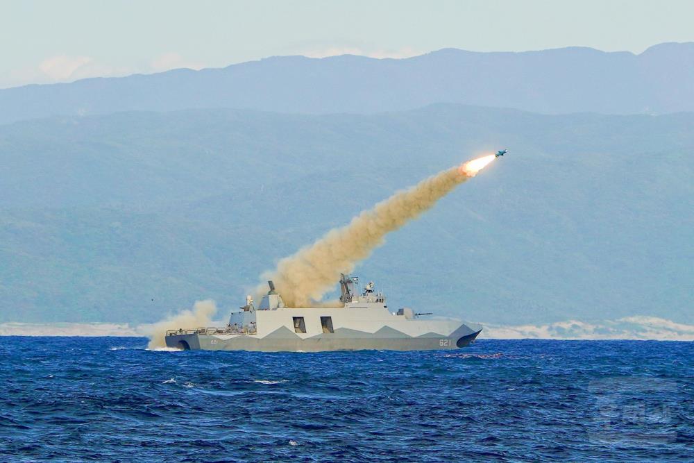 海軍旭江軍艦射擊雄風二型飛彈。（海軍艦隊指揮部提供）