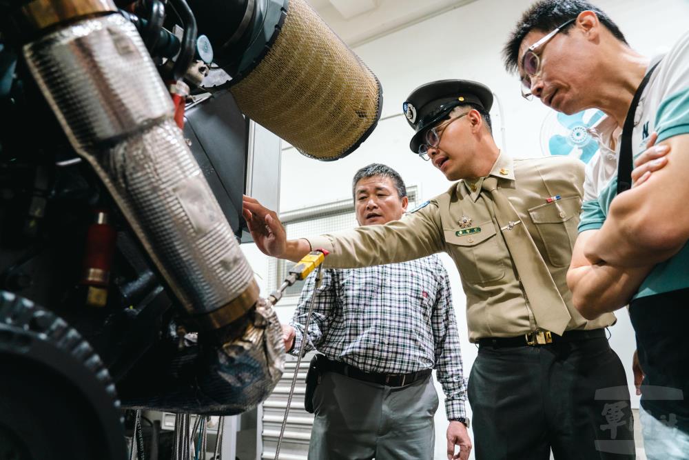 履保廠官兵同仁向退役袍澤介紹現役機具與維保能量。（軍聞社記者林庭暉攝）