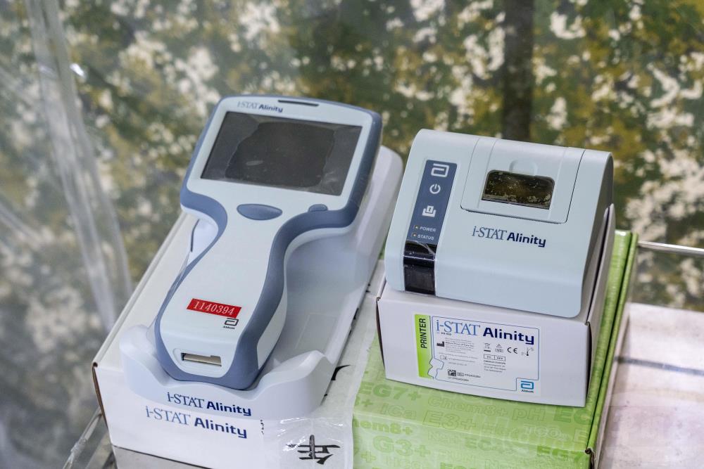 血液檢測分析儀可進行即時生化檢測。（軍聞社記者呂尚俞攝）