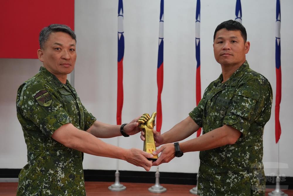 劉指揮官表揚隊慶體育競賽獲獎單位。（軍聞社實習記者李鴻翔攝）