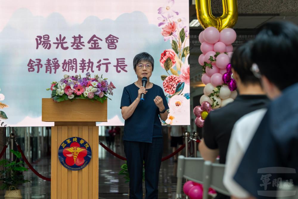 陽光社會福利基金會舒靜嫻執行長感謝所有曾參與救治的醫護人員、社工及志工夥伴。（軍聞社記者吳冠萱攝）