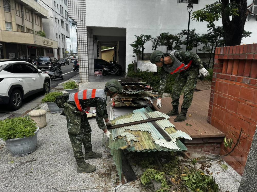 第四作戰區官兵協助清理道路障礙。（第四作戰區提供）