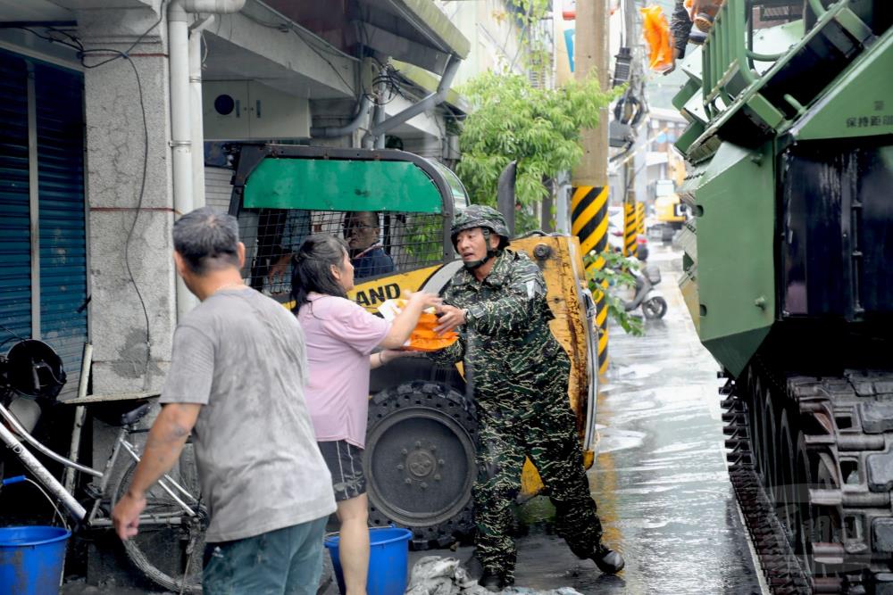 第二作戰區派遣海軍陸戰隊AAV7深入光復鄉運送物資。（第二作戰區提供）