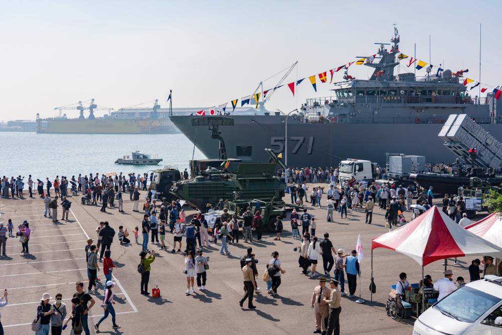 海軍「114年國防知性之旅」新濱營區登場　民眾熱情參與支持國防