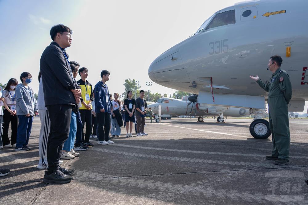 教官進行各型機性能諸元介紹。（軍聞社記者林庭暉攝）