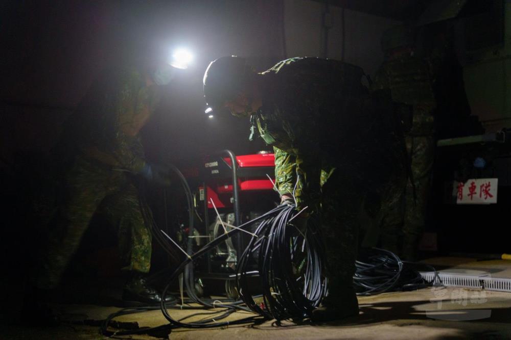 資通電軍游修部隊架設移動式發電機，執行機房電力改接作業。（資通電軍提供）