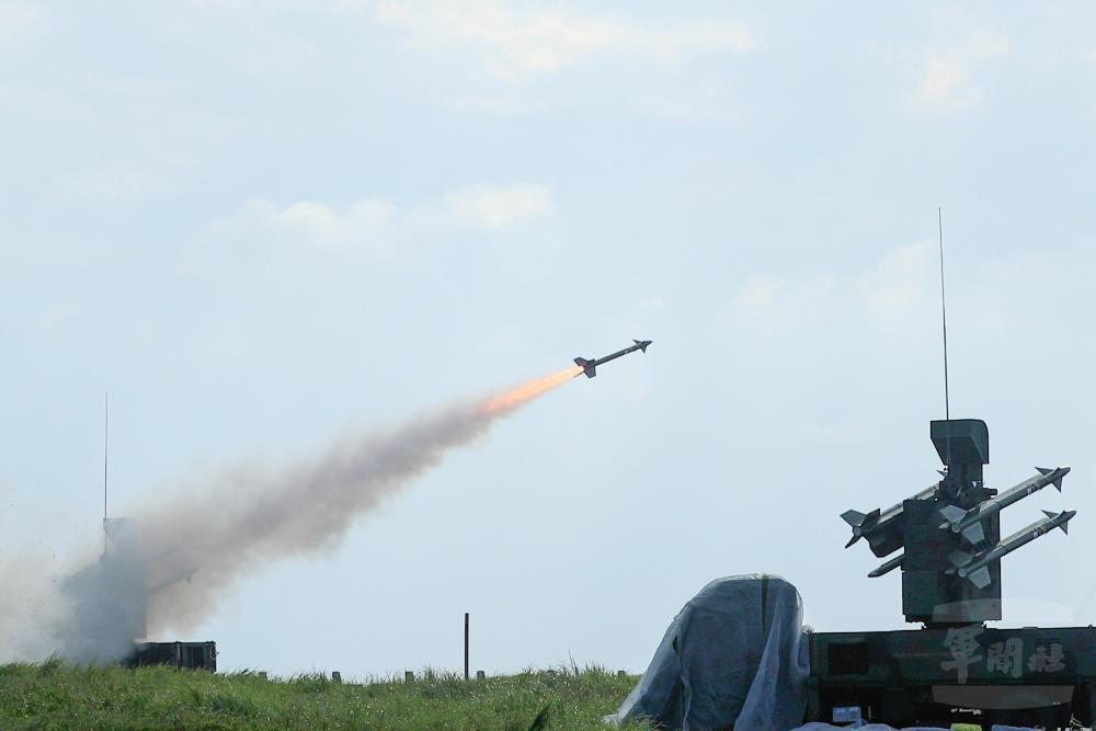 空軍防空部隊射擊車載劍一飛彈。（軍聞社記者王茗生攝）