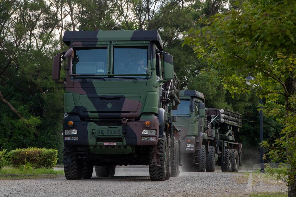 砲兵部隊接獲火力支援命令後，迅速機動至戰術位置。（軍聞社記者王進福攝）