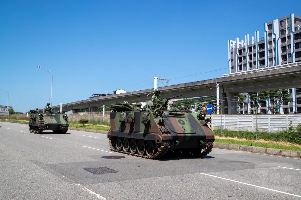 陸軍聯兵269旅聯兵2營派遣迫砲車等裝備前往任務地區進行演練。（軍聞社記者王進福攝）