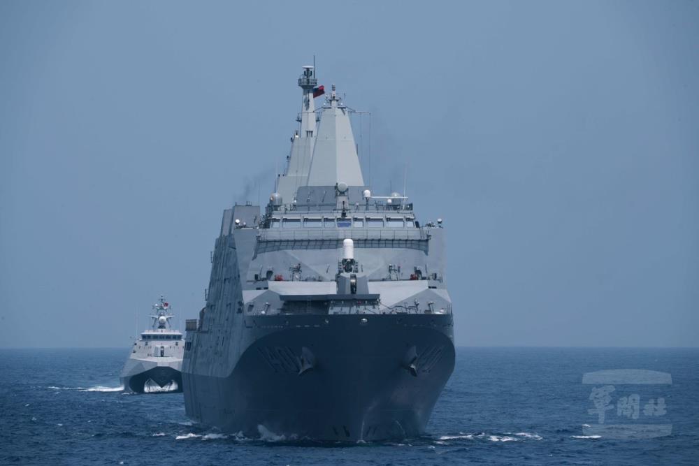 海軍海巡聯合反封鎖護航 確保海上交通線安全暢通 海軍海巡聯合反封鎖護航 確保海上交通線安全暢通