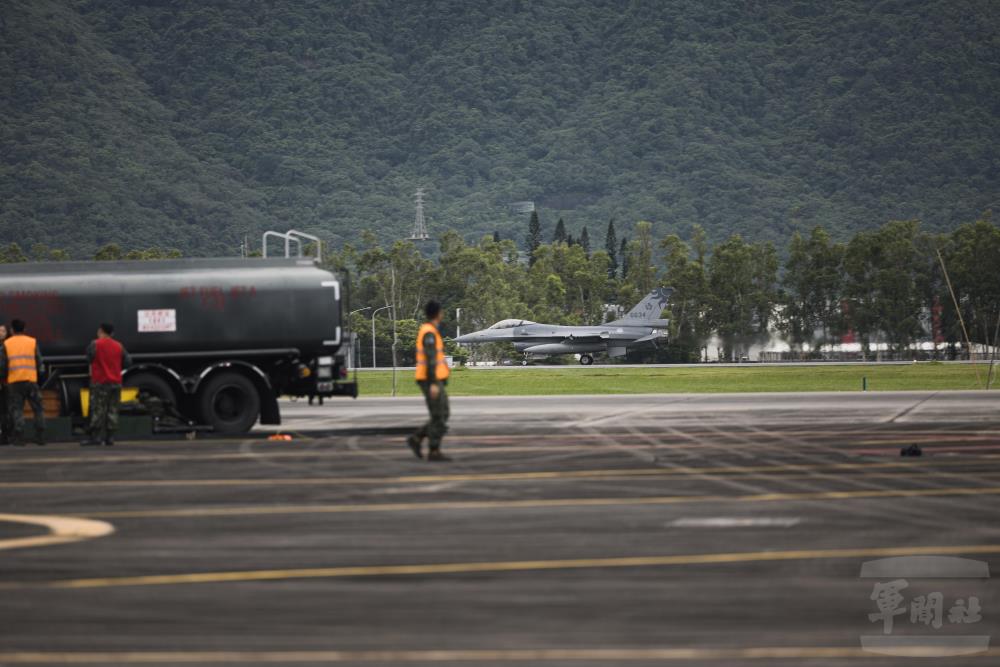 F-16戰機滑行，準備執行熱加油作業。（軍聞社記者李恬恬攝）