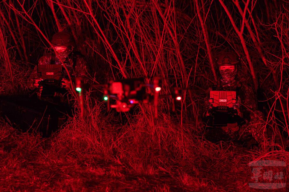 官兵操作監偵型無人機，進行目標區域偵察。（軍聞社記者蔡枋澐攝）