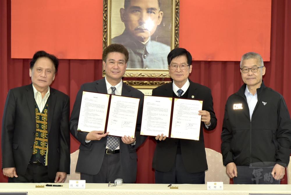 原民會副主委陳義信與輔導會主委嚴德發共同簽署協議書。（輔導會提供）