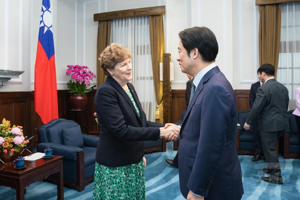 賴總統接見美國聯邦參議院外交委員會民主黨首席議員夏欣（Jeanne Shaheen）及共和黨參議員匡希恆（John Curtis）所率跨黨派訪問團。（總統府提供）