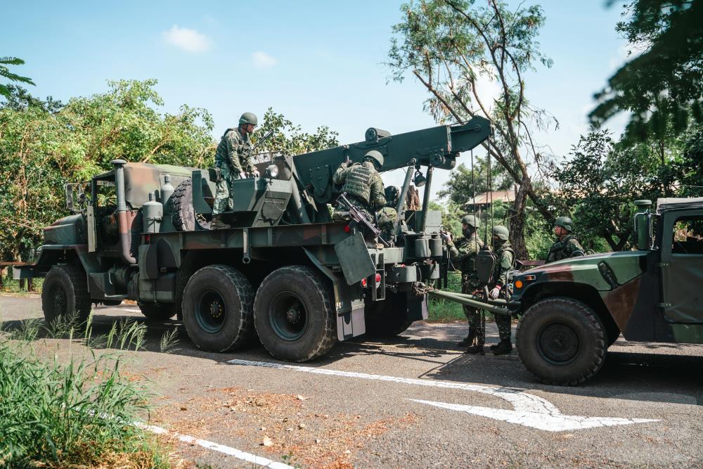 救濟車與悍馬車完成結合後，立即吊掛脫離。（軍聞社記者林庭暉攝）