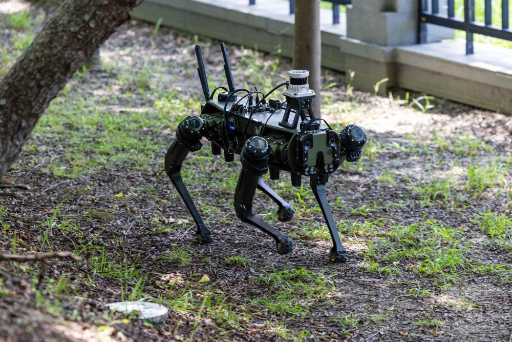 光達型機器狗具全天候自主運行與場域安全管理效能。（軍聞社記者蔡枋澐攝）