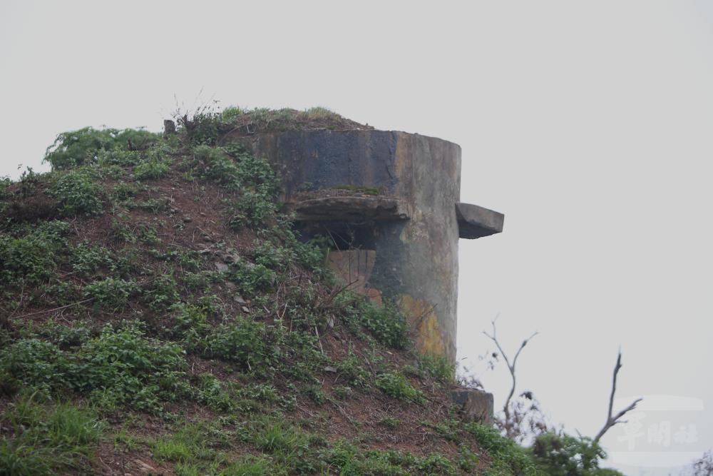機槍堡在坑道上方地面隨處可見。（軍聞社實習記者吳宣諭攝）