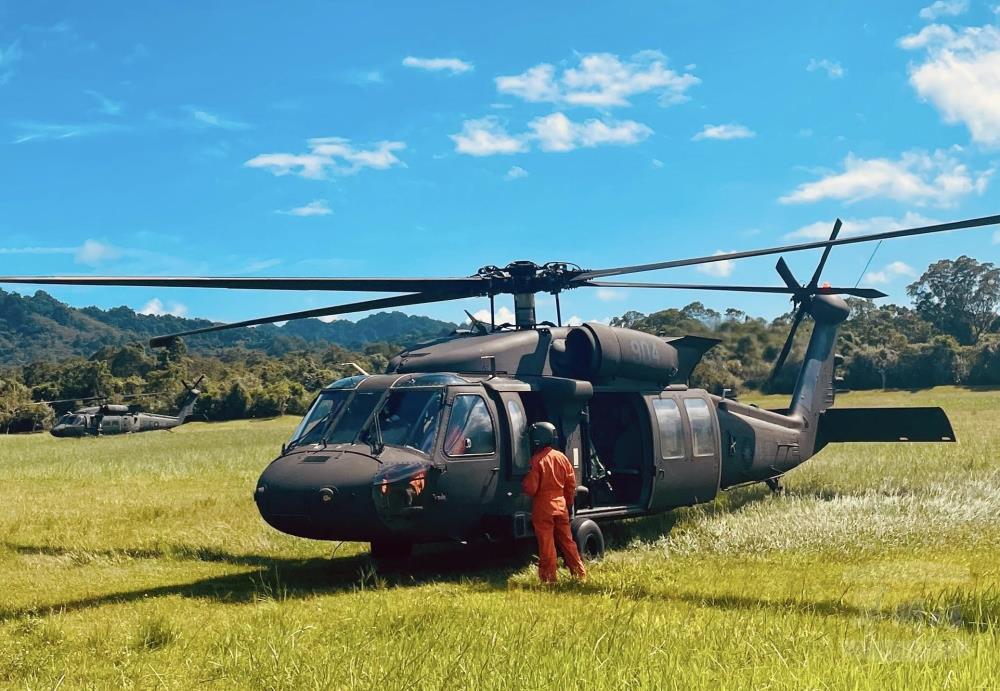 陸軍航空第602旅黑鷹直升機載運特戰官兵深入災區。（陸航602旅提供）