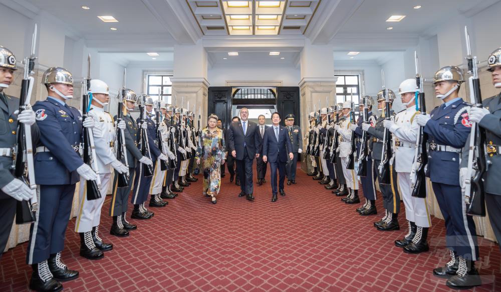賴總統以隆重軍禮歡迎阿雷瓦洛總統伉儷率團來訪。(總統府提供) 賴總統以隆重軍禮歡迎阿雷瓦洛總統伉儷率團來訪。(總統府提供)
