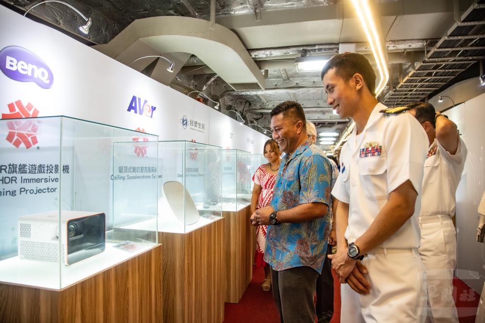 馬紹爾外貿部長康仁德 (Kalani Kaneko)特別登上磐石軍艦,瞭解臺灣科技產業進步成果。(軍聞社記者王茗生攝) 馬紹爾外貿部長康仁德 (Kalani Kaneko)特別登上磐石軍艦,瞭解臺灣科技產業進步成果。(軍聞社記者王茗生攝)