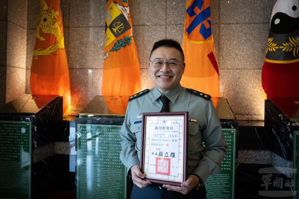 國防大學管理學院陳中校第三次獲獎。（軍聞社記者文仁攝）